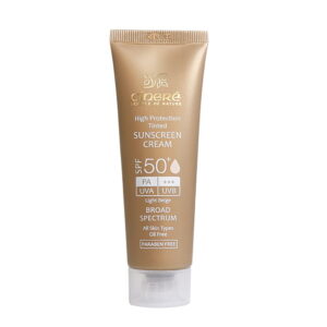 کرم ضد آفتاب رنگی +SPF50 سینره علاوه بر حفاظت کامل از پوست در مقابل پرتوهای UVA و UVB، با ایجاد رنگی ملایم و پوشانندگی مناسب به پوست جلوه ای طبیعی می دهد.